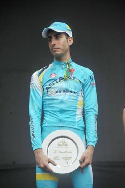 Fabio Aru sul podio del Giro 2014 col premio per il terzo classificato (Ansa)